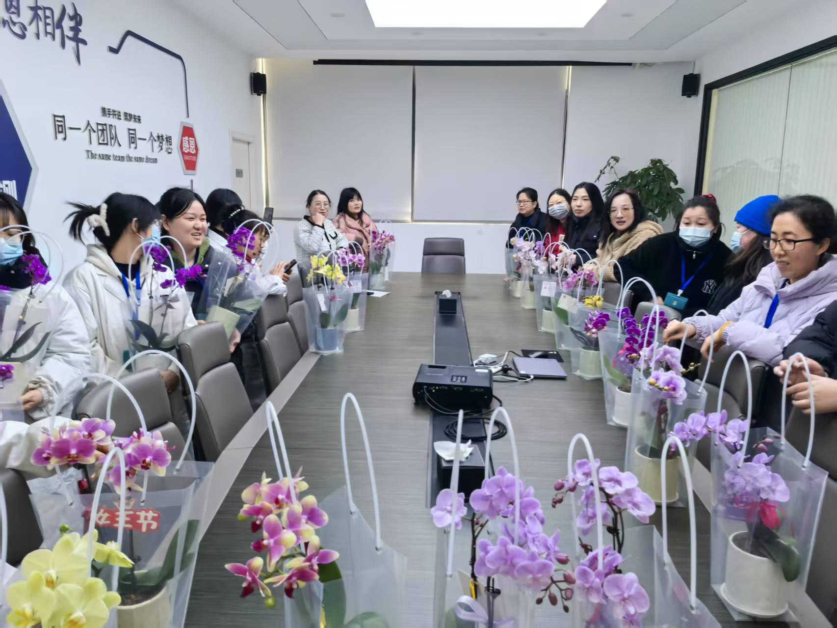 華寰檢測(cè)：春風(fēng)送暖，花香滿溢——記三八婦女節(jié)的溫馨時(shí)刻